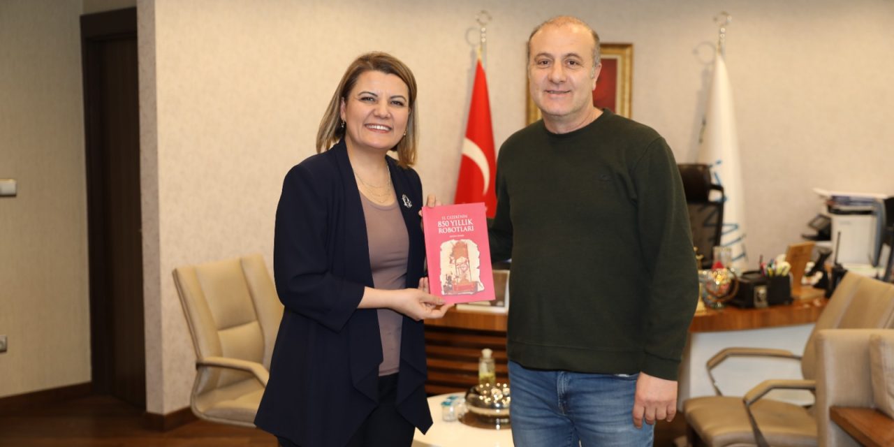 GAZETECİ DEMİR BAŞKAN HÜRRİYET’E KİTABINI HEDİYE ETTİ