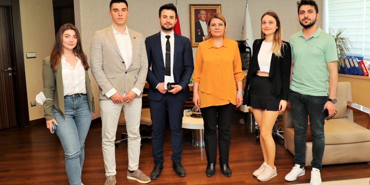 GENÇ HUKUKÇULAR BAŞKAN HÜRRİYET’İ MEZUNİYET BALOSUNA DAVET ETTİ
