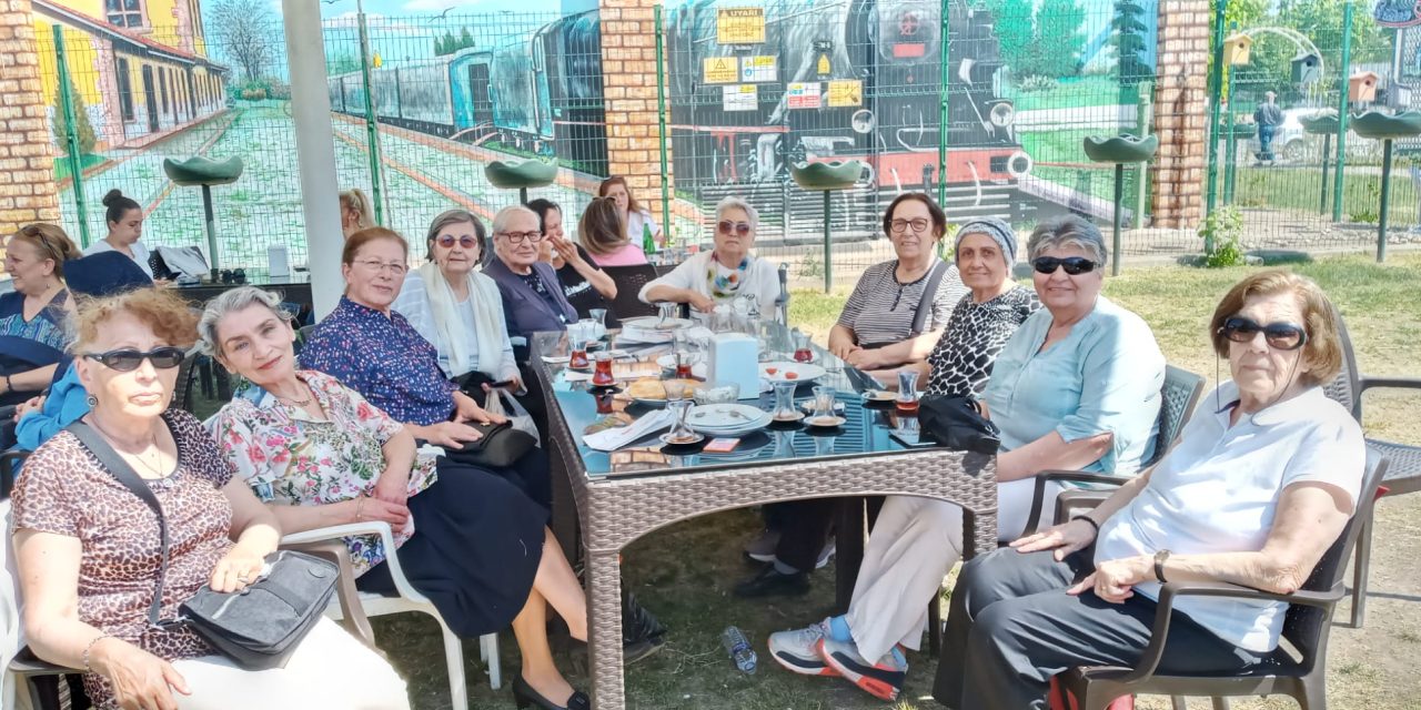 GÜLÜMSE KAFE, HIZIR REİS İLKÖĞRETİM OKULU’NUN EMEKLİ ÖĞRETMENLERİNİ AĞIRLADI