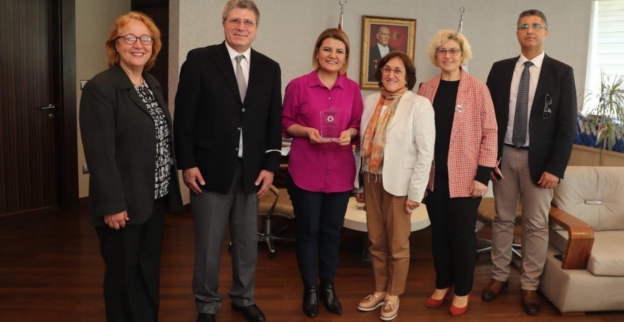 KOCAELİ TABİP ODASI’NDAN BAŞKAN HÜRRİYET’E TEŞEKKÜR PLAKETİ