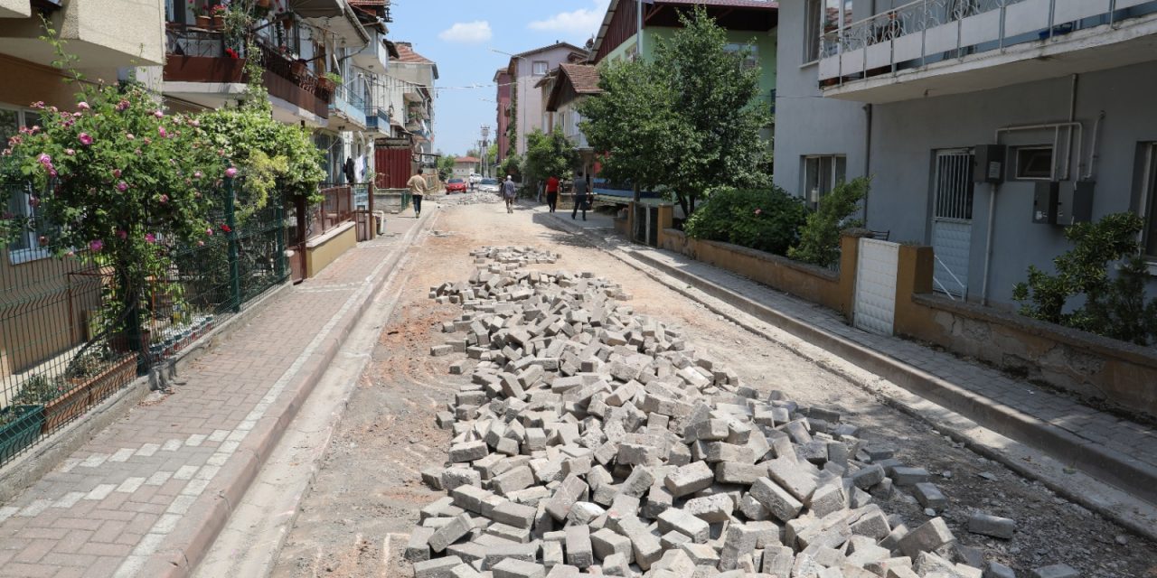 KÖRFEZ MAHALLESİ ARA SOKAKLARDA İZMİT BELEDİYESİ İŞ BAŞINDA