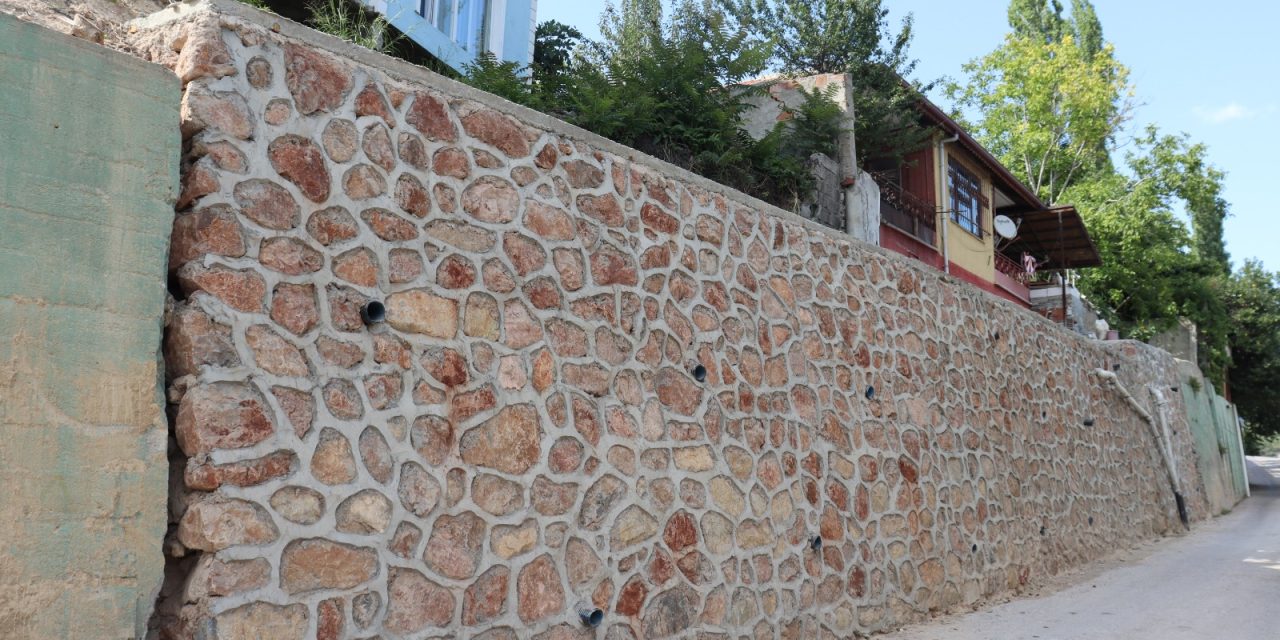 YAĞMURDA HASAR ALAN İSTİNAT DUVARI YERİNE FATİH MAHALLESİ’NE DAĞ GİBİ SAĞLAM YENİ DUVAR