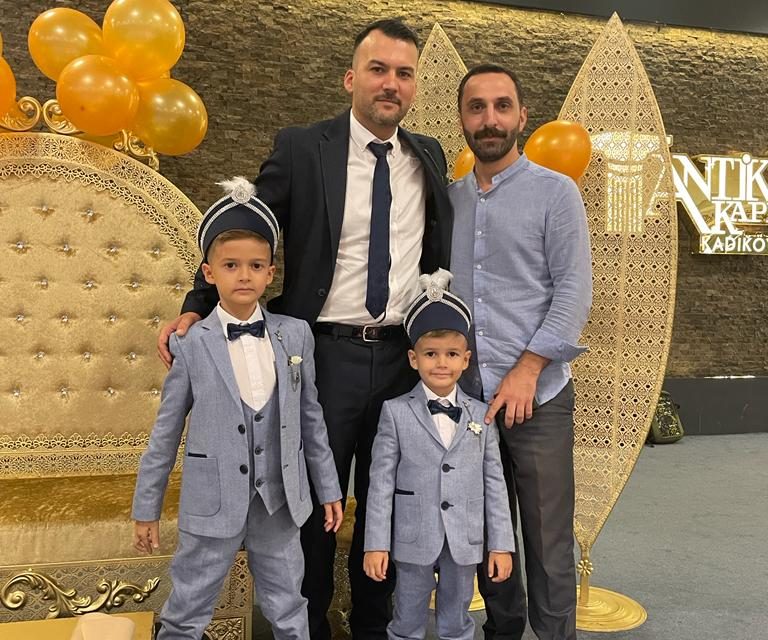 İZMİT BELEDİYESİ YÖNETİMİ ÇOLAKOĞLU AİLESİNİN MUTLULUĞUNU PAYLAŞTI
