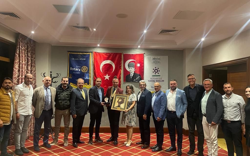 İZMİT BELEDİYESİ YÖNETİCİLERİ ROTARY KULÜBÜ’NÜ ZİYARET ETTİ