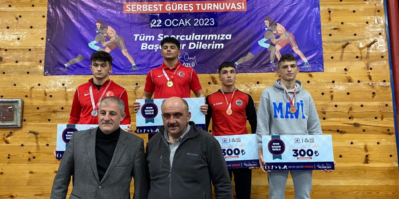 İZMİT BELEDİYESPOR GÜREŞÇİSİ BARIŞ KEMAL YİĞİT, DÜZCE’DE 3’ÜNCÜ OLDU