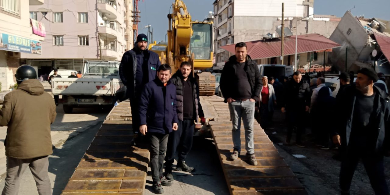 İZMİT BELEDİYESİ İŞ MAKİNELERİ DEPREM BÖLGESİ KIRIKHAN’A ULAŞTI