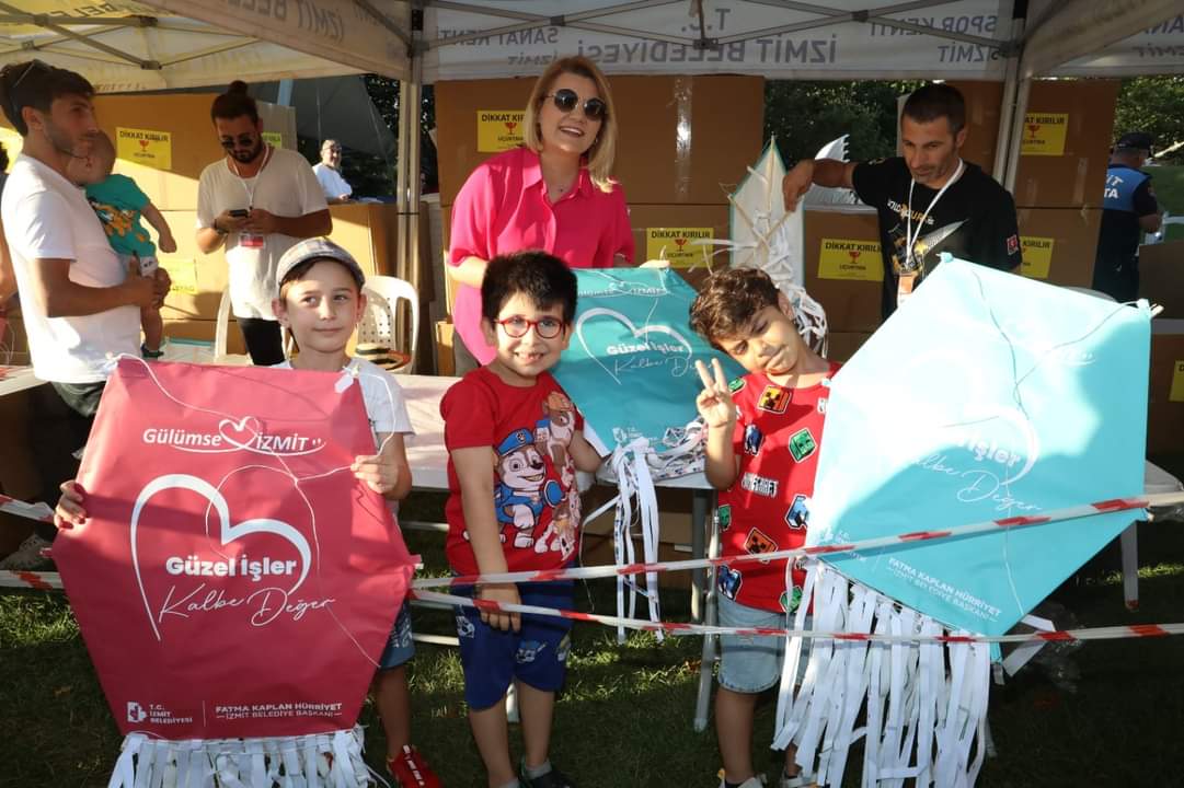 İzmit Belediyesi Uçurtma Şenliğinde çocuklar gönüllerince eğlendi (15)
