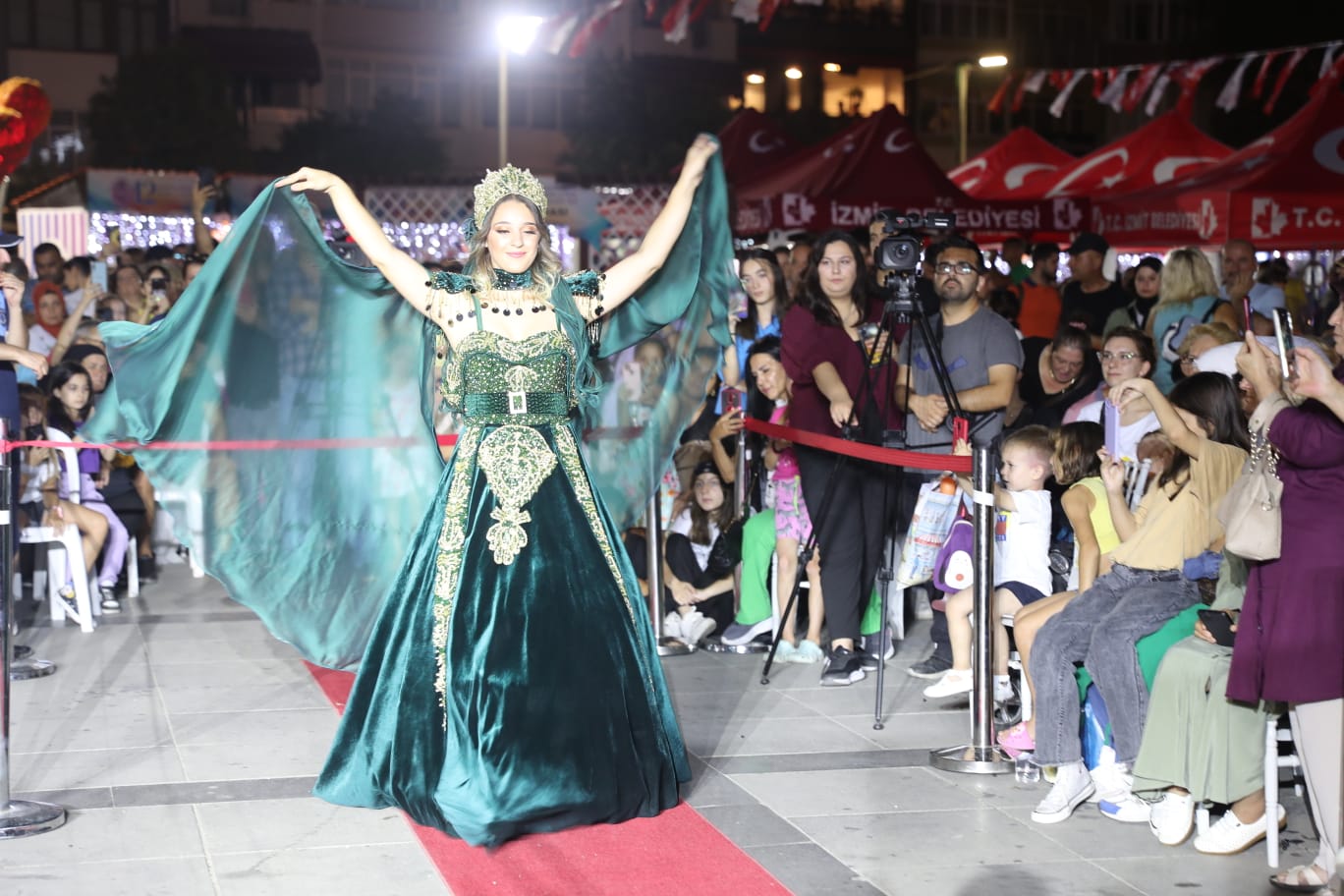 Ayse Sayan'in Kaftani Eda defilesi pismaniye festivaline damga vurdu (6)