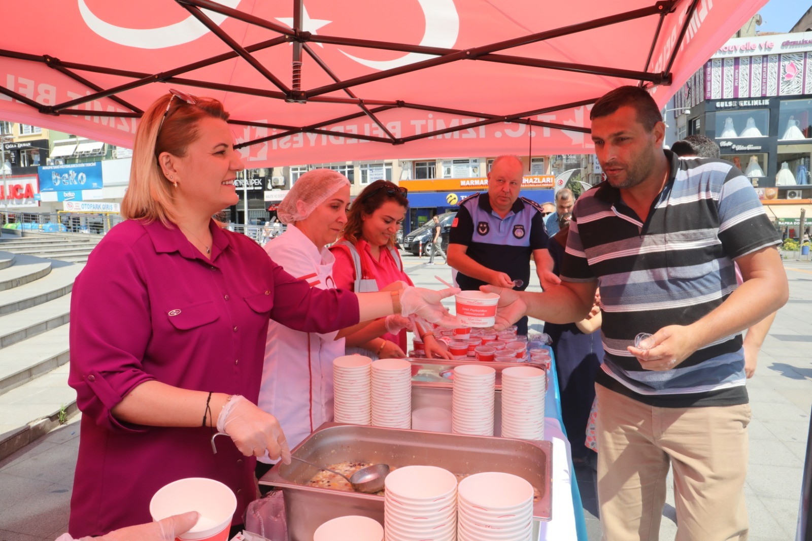 Başkan Hürriyet, İzmitlilere aşure dağıttı (2)