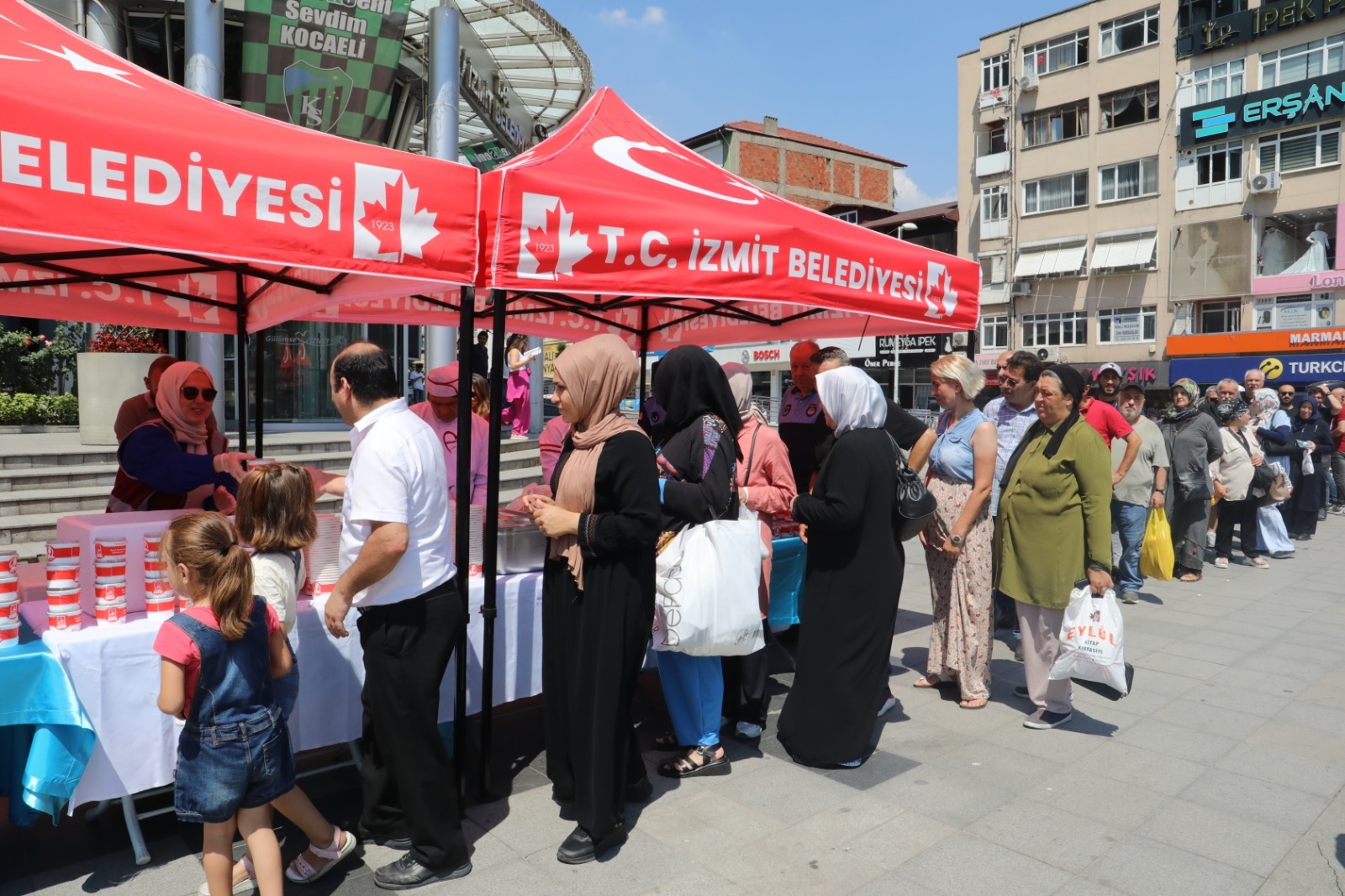 Başkan Hürriyet, İzmitlilere aşure dağıttı (7)