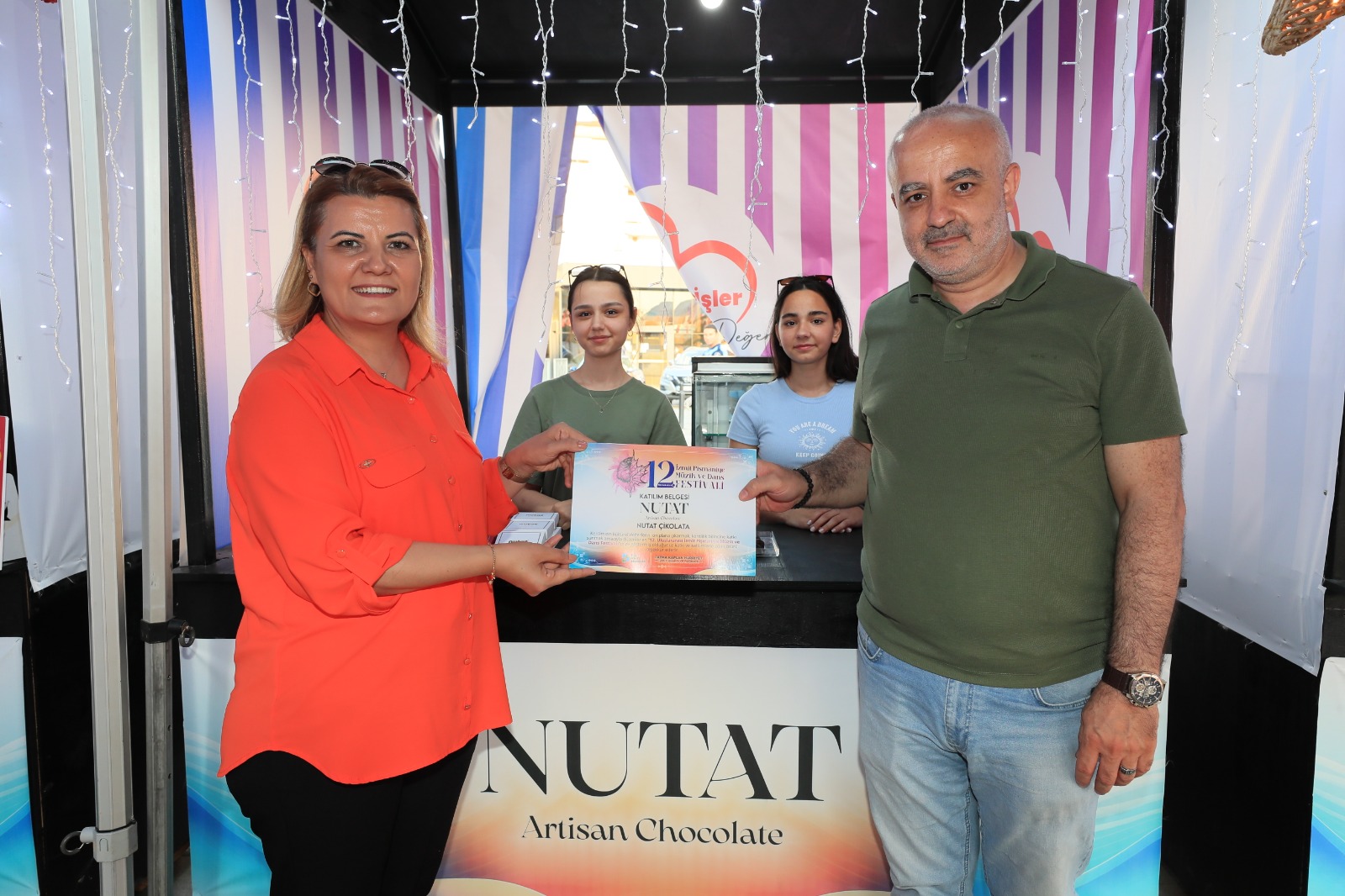 Baskan Hürriyet festivale katki sunanlara tesekkür belgelerini takdim etti (2)