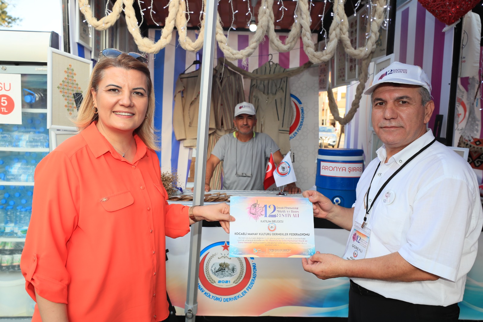 Baskan Hürriyet festivale katki sunanlara tesekkür belgelerini takdim etti (3)