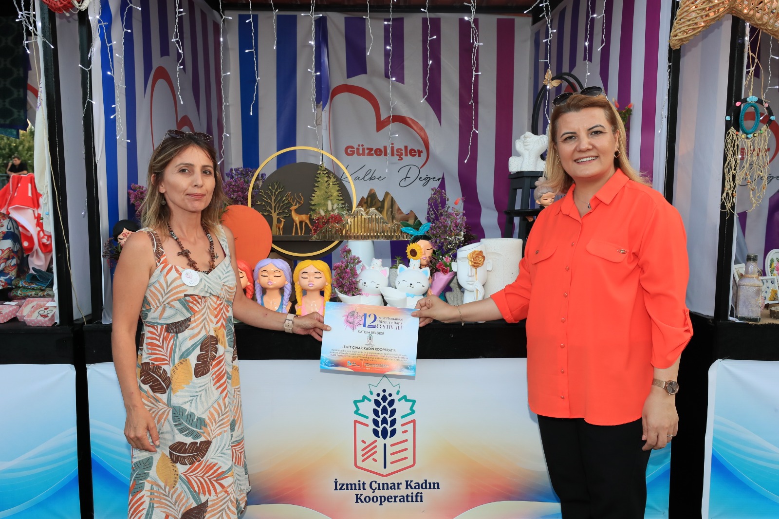 Baskan Hürriyet festivale katki sunanlara tesekkür belgelerini takdim etti (6)