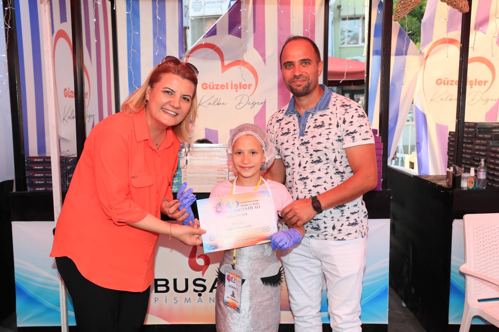 Baskan Hürriyet festivale katki sunanlara tesekkür belgelerini takdim etti (7)