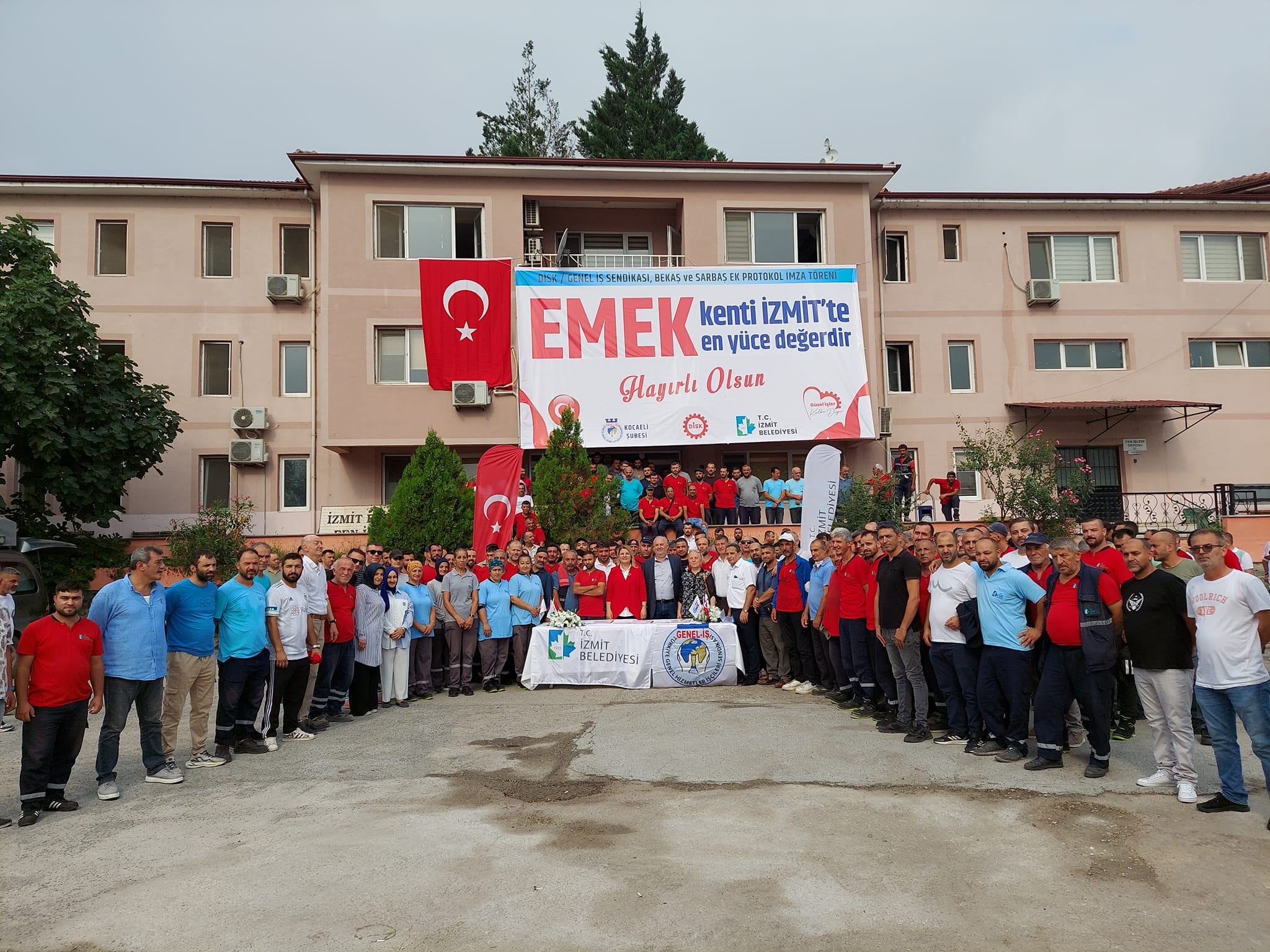 Başkan Hürriyet müjdeyi emekçinin evinde verdi (5)