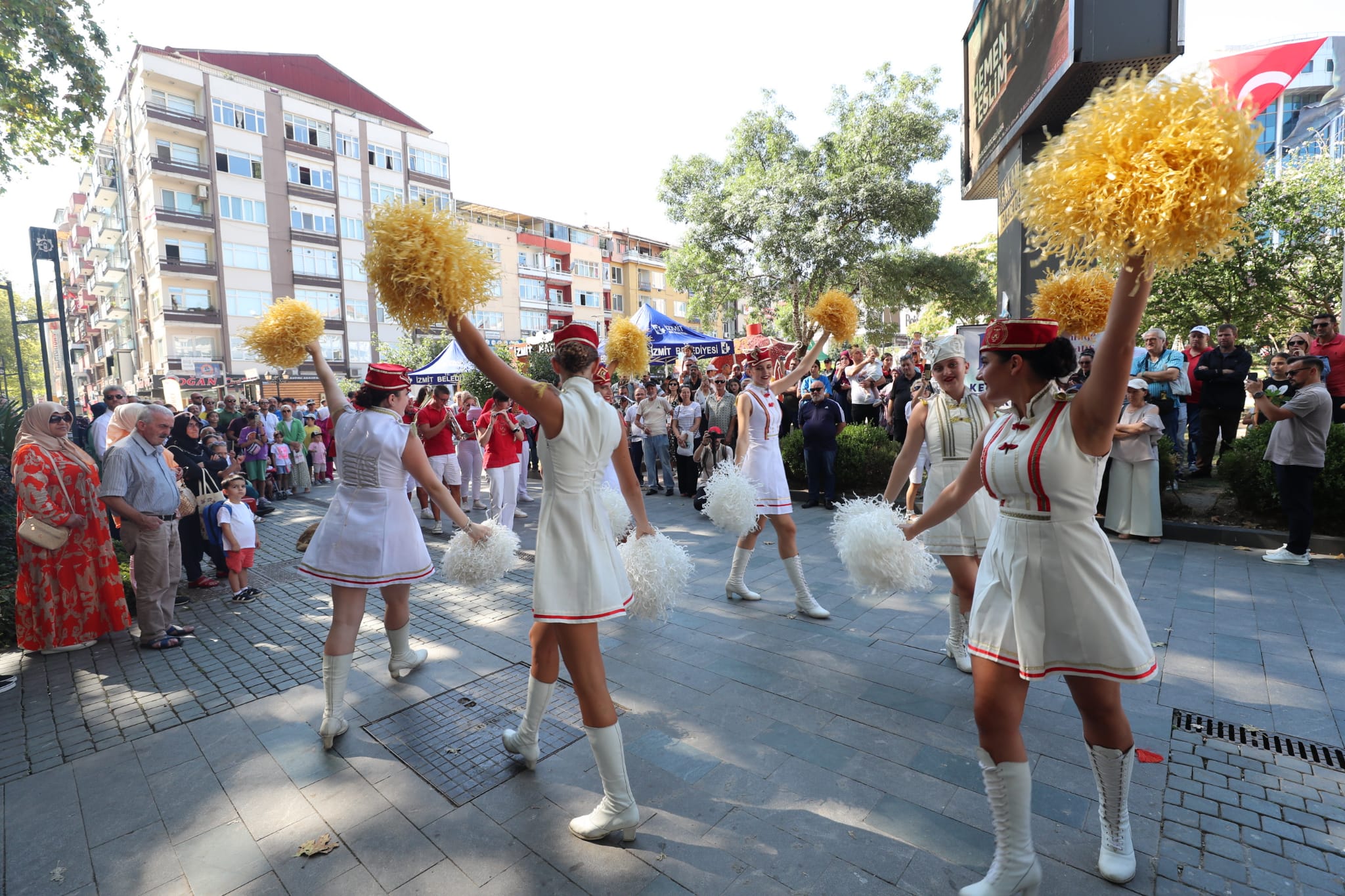 Festival coskusu Izmit'in dört bir yaninda yasaniyor (16)
