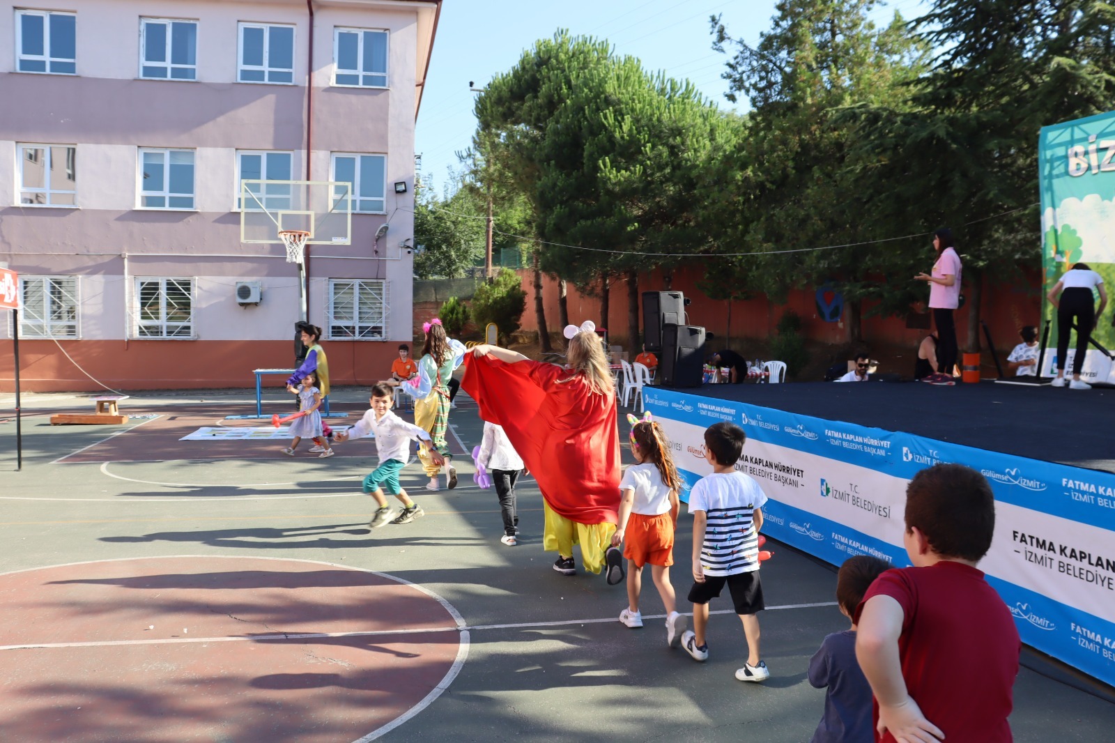 Hakkaniyeli çocuklar ‘Bizim Köyde Şenlik Var’ etkinliğinde buluştu (4) Hakkaniyeli çocuklar ‘Bizim Köyde Şenlik Var’ etkinliğinde buluştu (4)