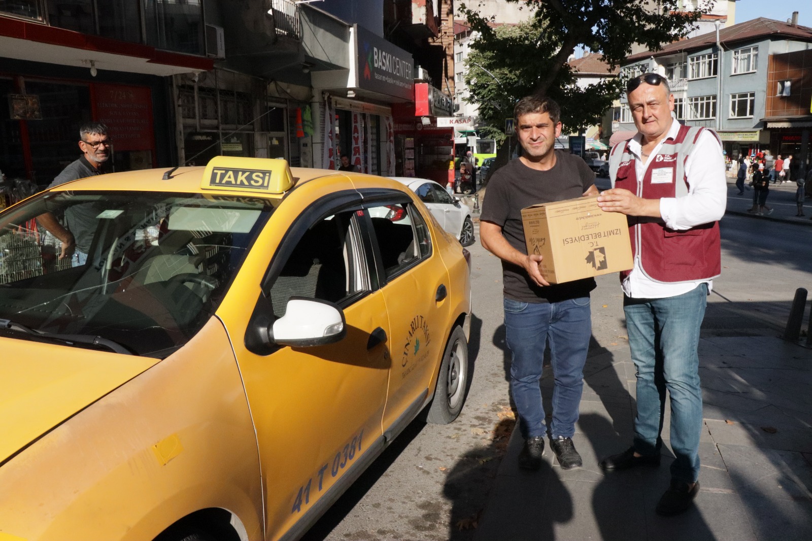 Hazırlanan aşureler taksi duraklarına da bırakıldı (2)