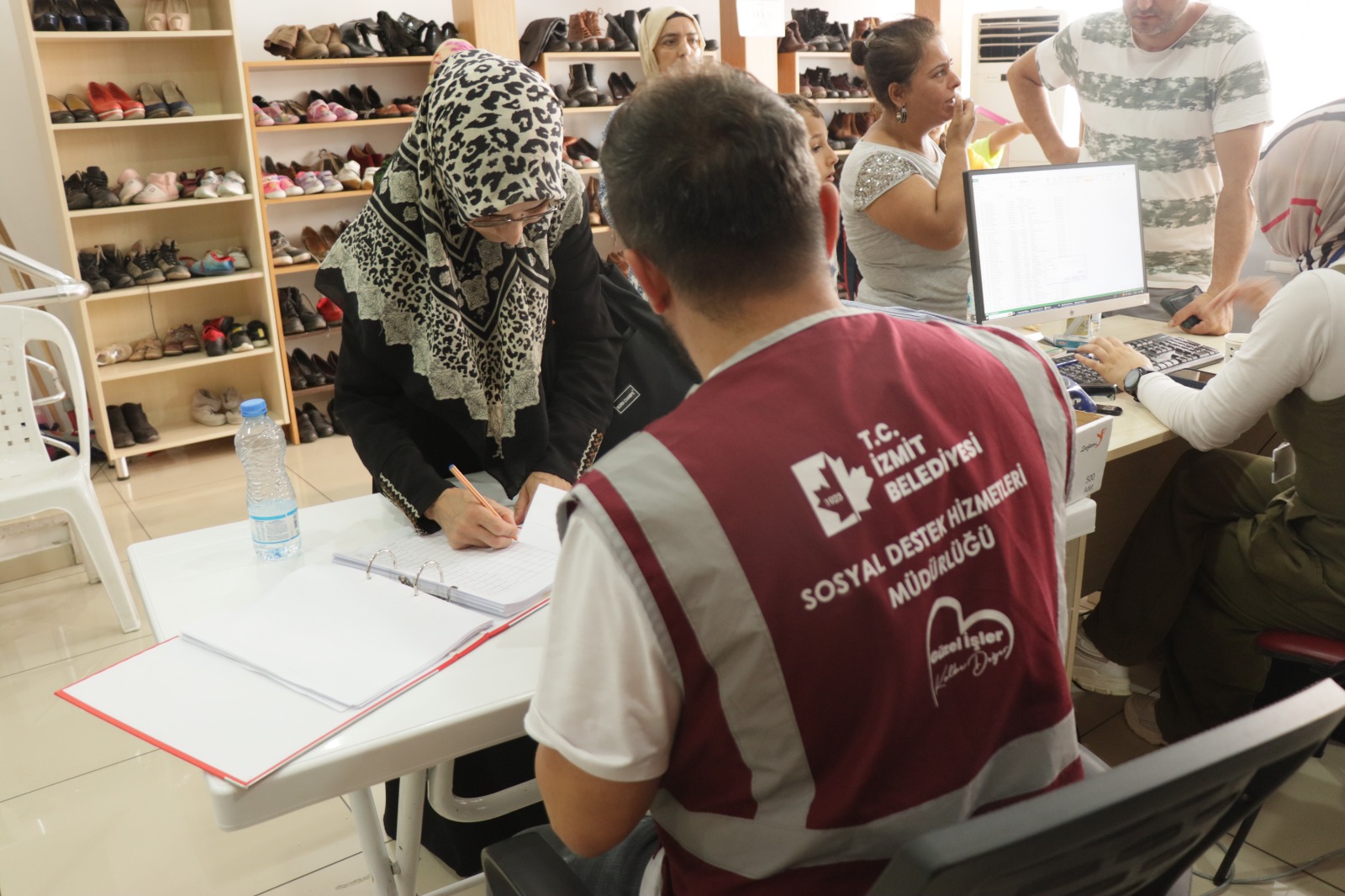 İhtiyaç sahibi öğrencilere kırtasiye yardımı devam ediyor (3)