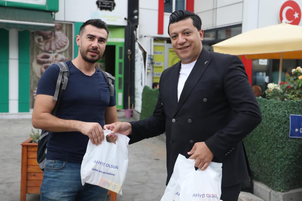 İzmit Belediyesi servis bekleyen işçilere poğaça ikramlarına devam ediyor (1)