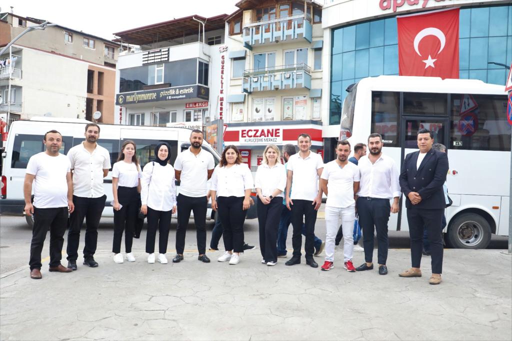İzmit Belediyesi servis bekleyen işçilere poğaça ikramlarına devam ediyor (2)