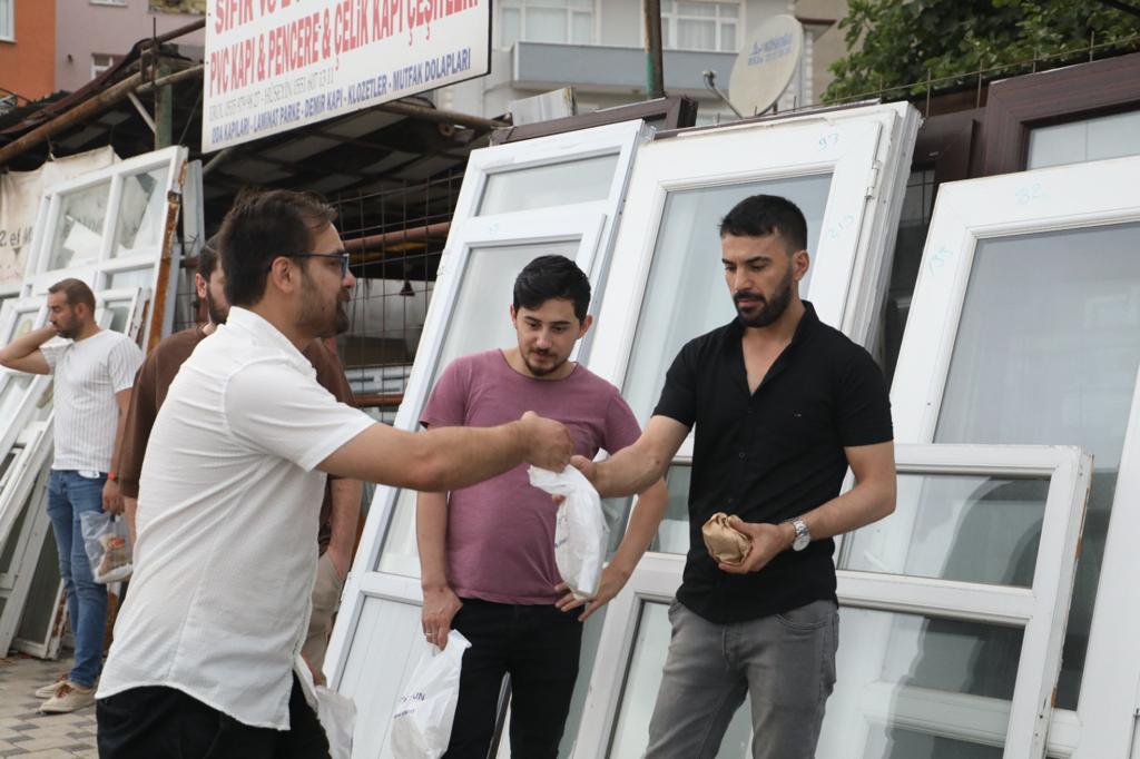 İzmit Belediyesi servis bekleyen işçilere poğaça ikramlarına devam ediyor (4)