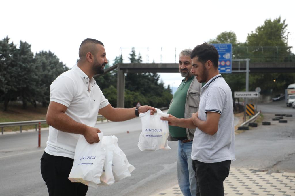 İzmit Belediyesi servis bekleyen işçilere poğaça ikramlarına devam ediyor (5)