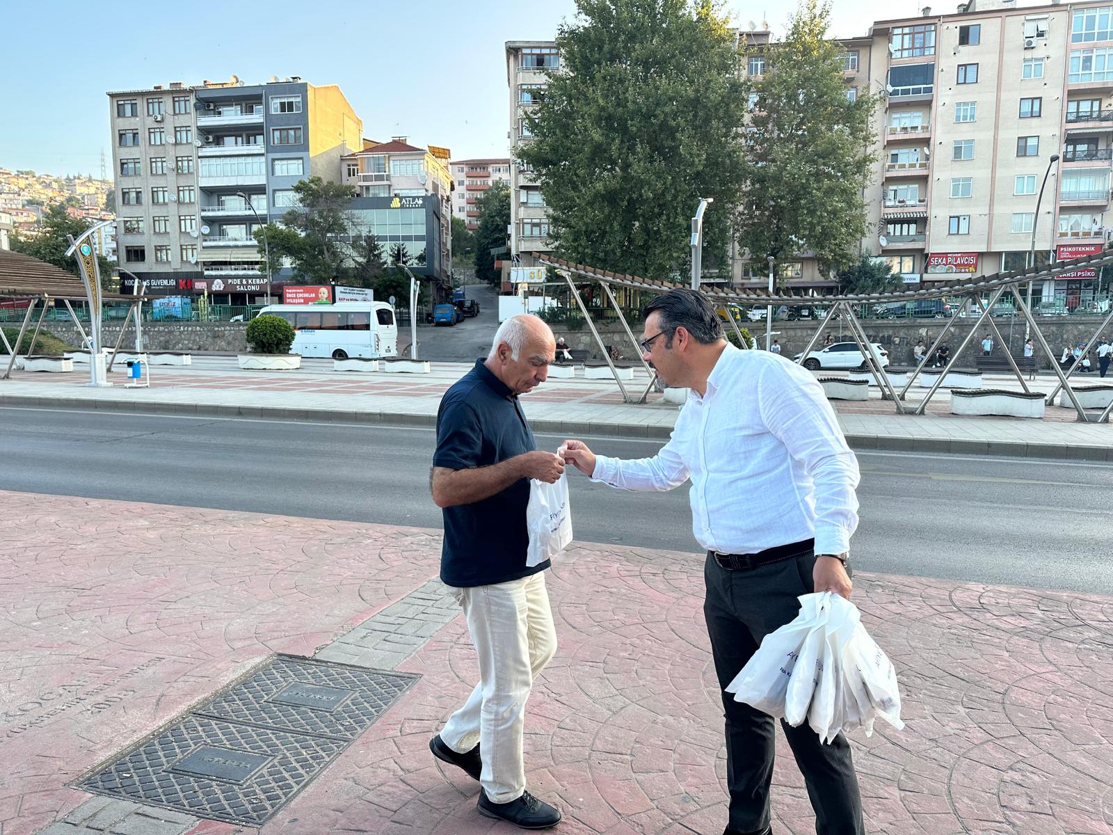 İzmit Belediyesi’nden emekçilerin yüzünü güldüren ikram (5)