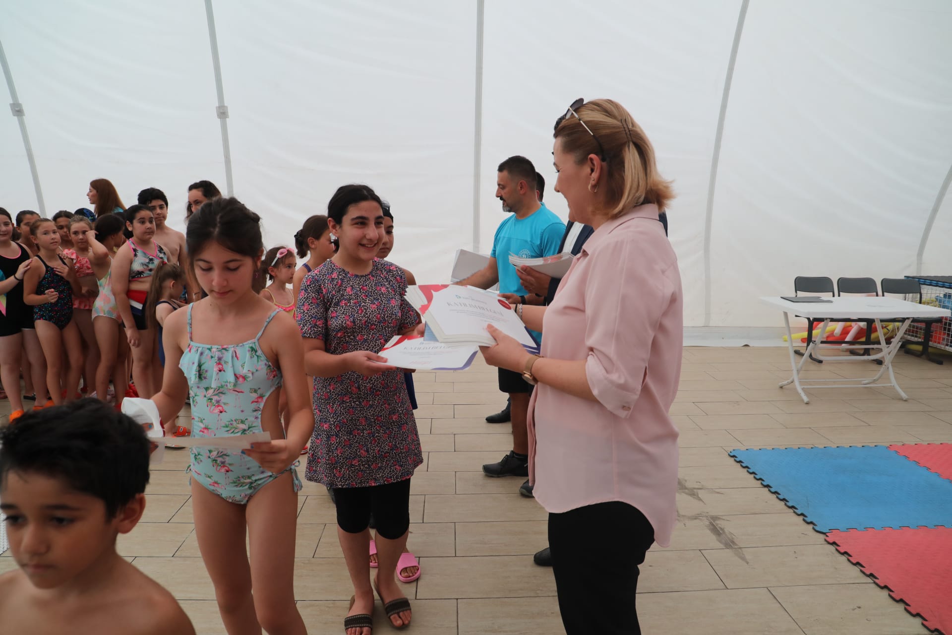 İzmit’in minik yüzücüleri sertifikalarını Fatma ablalarının elinden aldı (1) İzmit’in minik yüzücüleri sertifikalarını Fatma ablalarının elinden aldı (1)