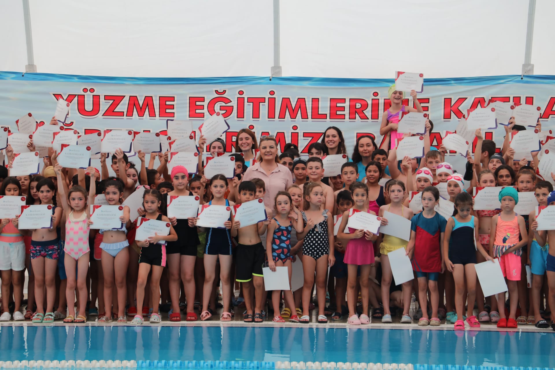 İzmit’in minik yüzücüleri sertifikalarını Fatma ablalarının elinden aldı (12) İzmit’in minik yüzücüleri sertifikalarını Fatma ablalarının elinden aldı (12)