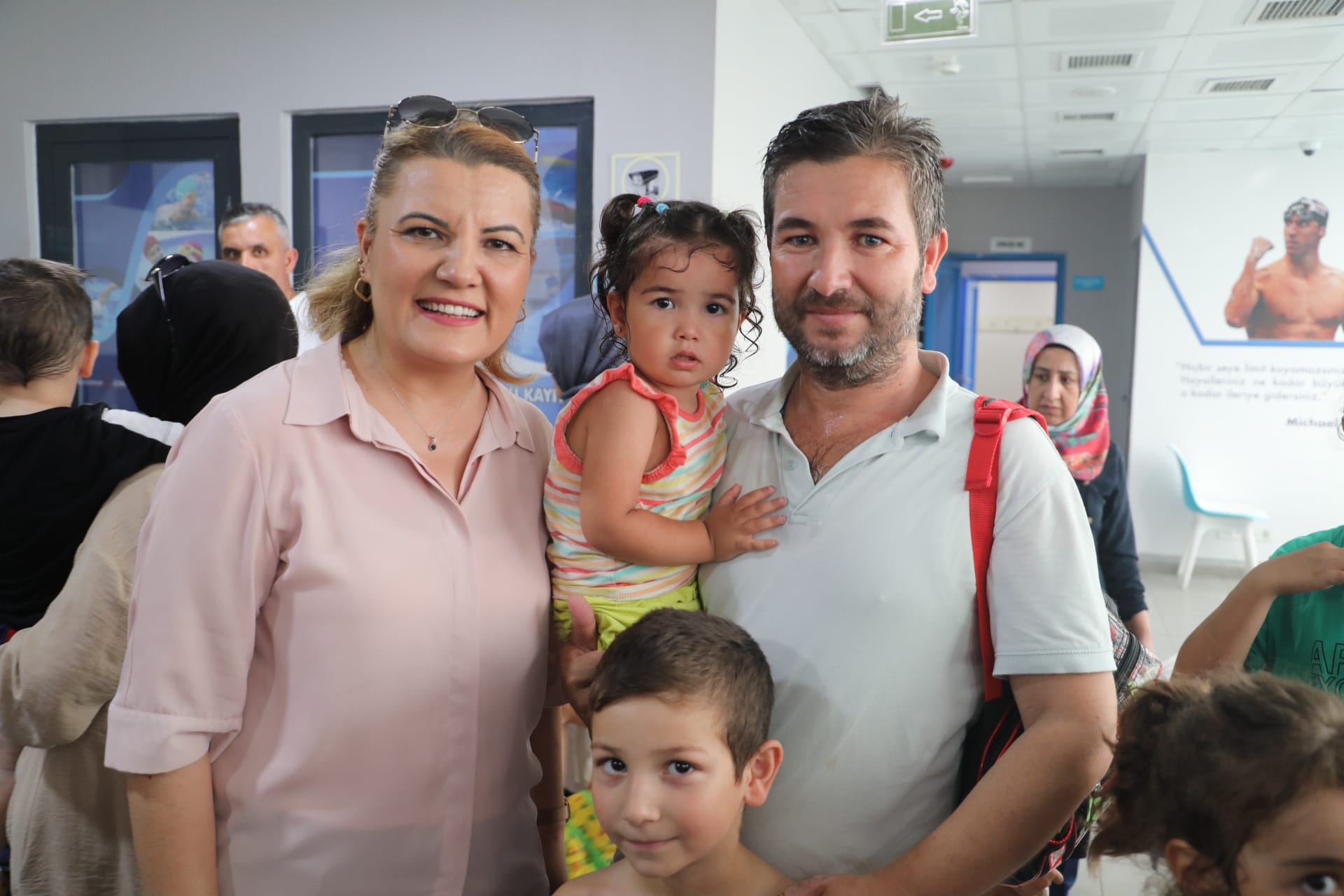 İzmit’in minik yüzücüleri sertifikalarını Fatma ablalarının elinden aldı (4) İzmit’in minik yüzücüleri sertifikalarını Fatma ablalarının elinden aldı (4)