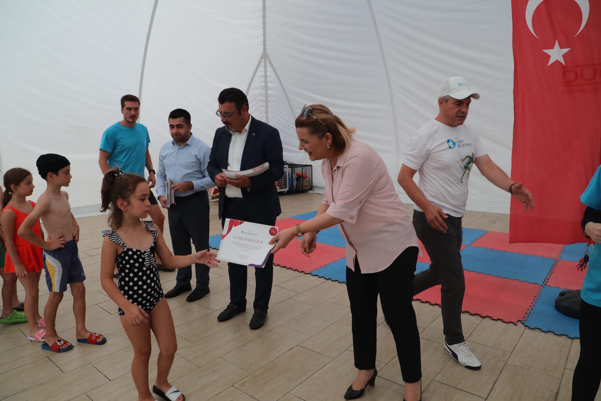 İzmit’in minik yüzücüleri sertifikalarını Fatma ablalarının elinden aldı (5) İzmit’in minik yüzücüleri sertifikalarını Fatma ablalarının elinden aldı (5)