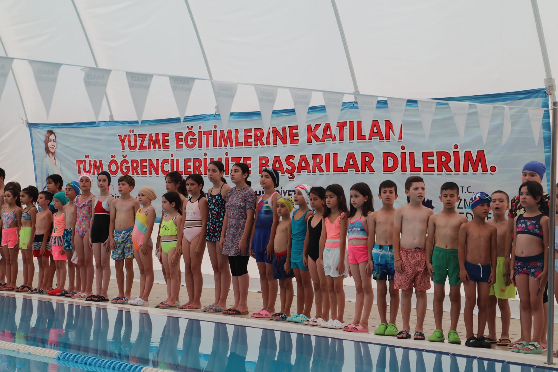 İzmit’in minik yüzücüleri sertifikalarını Fatma ablalarının elinden aldı (6) İzmit’in minik yüzücüleri sertifikalarını Fatma ablalarının elinden aldı (6)
