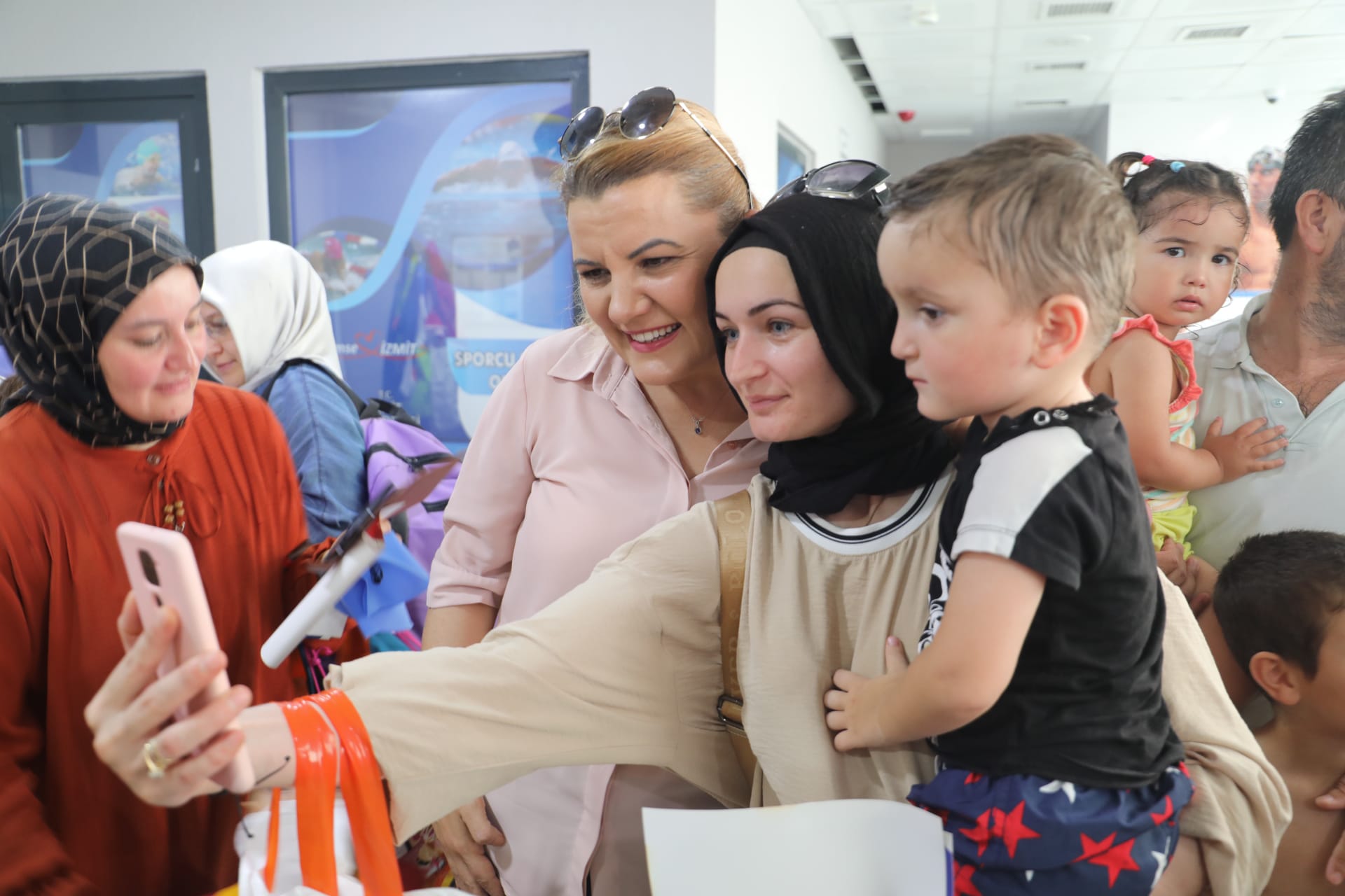 İzmit’in minik yüzücüleri sertifikalarını Fatma ablalarının elinden aldı (7) İzmit’in minik yüzücüleri sertifikalarını Fatma ablalarının elinden aldı (7)