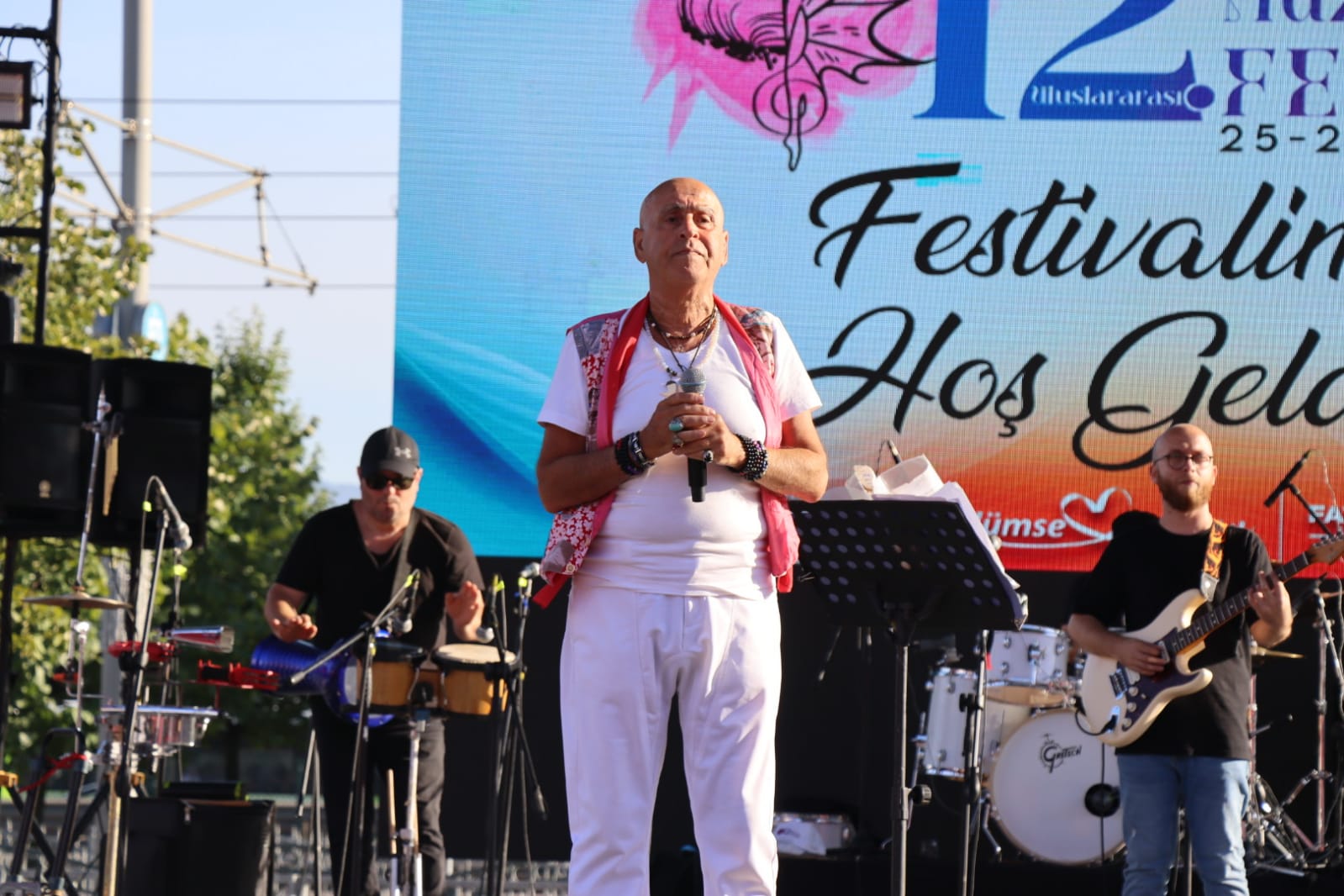 İzmitli sanatçı Bülent Tamer, sahnesiyle Pişmaniye Festivaline renk kattı (1)