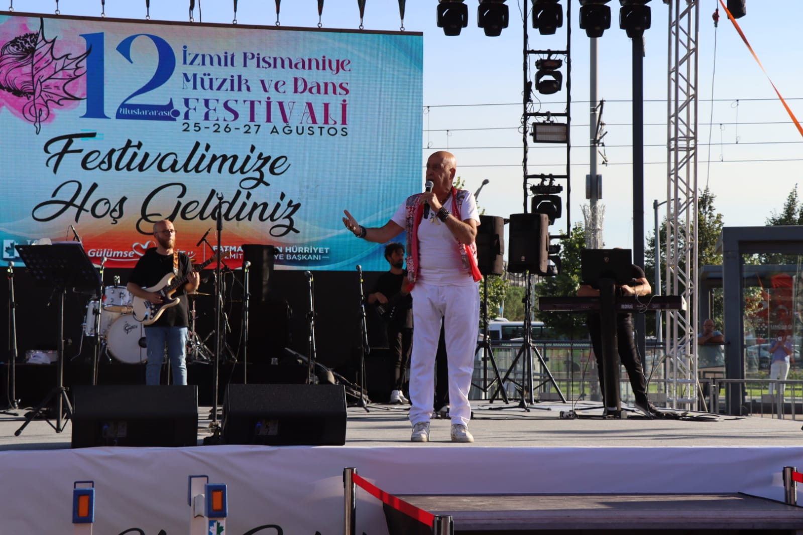 İzmitli sanatçı Bülent Tamer, sahnesiyle Pişmaniye Festivaline renk kattı (2)