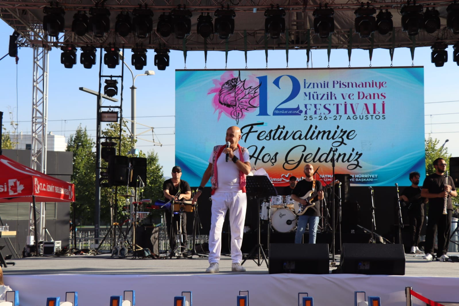 İzmitli sanatçı Bülent Tamer, sahnesiyle Pişmaniye Festivaline renk kattı (3)