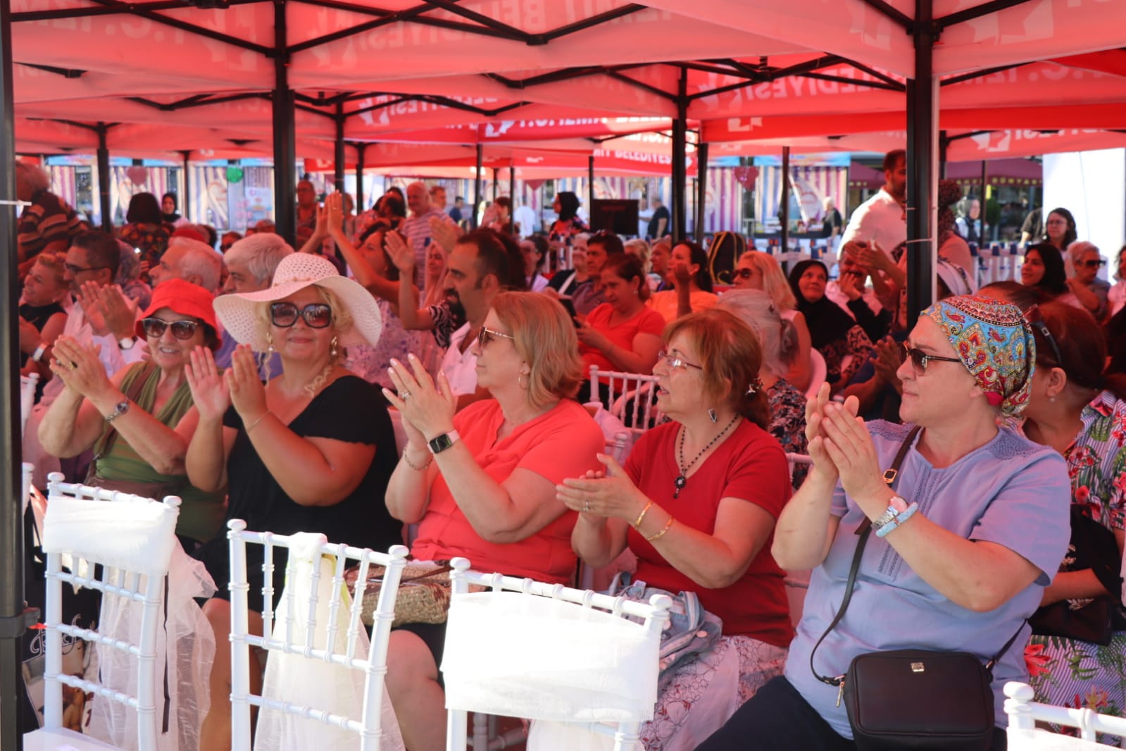 İzmitli sanatçı Bülent Tamer, sahnesiyle Pişmaniye Festivaline renk kattı (4)