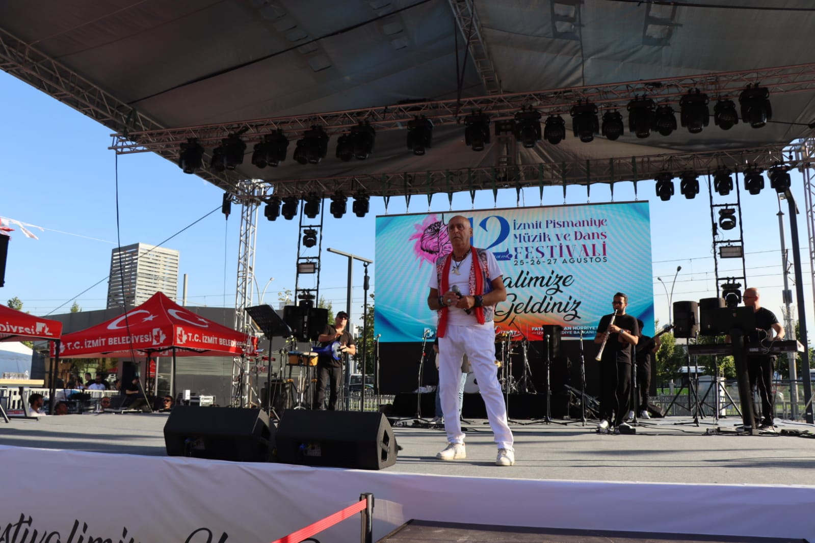 İzmitli sanatçı Bülent Tamer, sahnesiyle Pişmaniye Festivaline renk kattı (7)