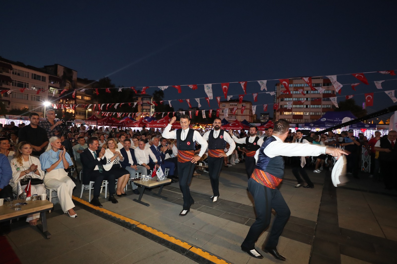 İzmit’te festival ateşi yakıldı, coşku tüm kenti sardı! (10) İzmit’te festival ateşi yakıldı, coşku tüm kenti sardı! (10)