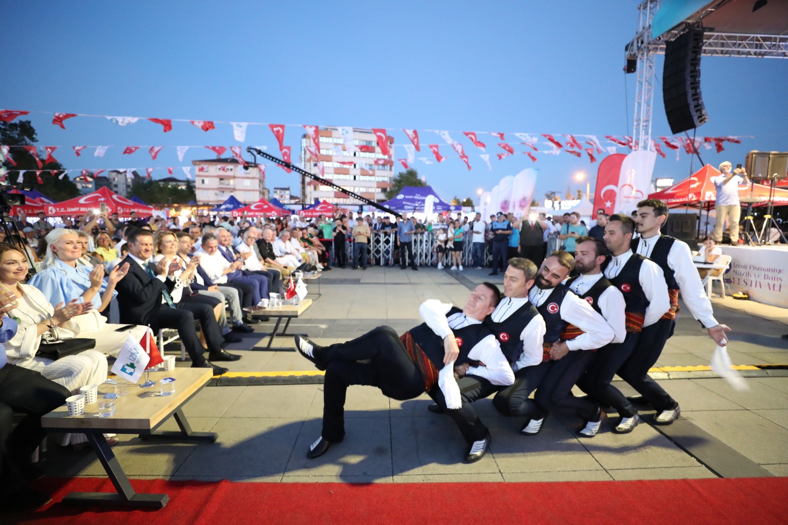 İzmit’te festival ateşi yakıldı, coşku tüm kenti sardı! (11) İzmit’te festival ateşi yakıldı, coşku tüm kenti sardı! (11)