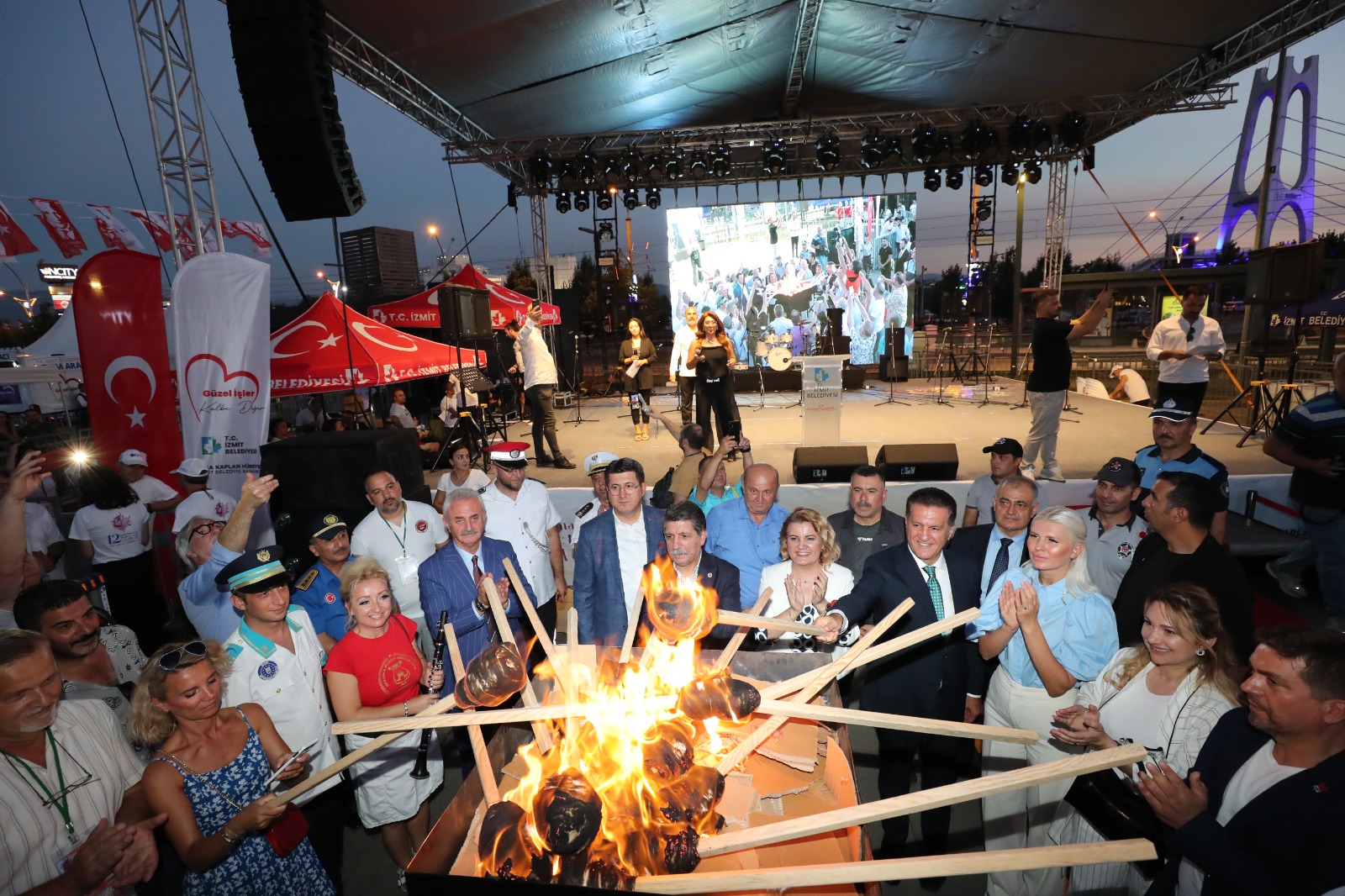 İzmit’te festival ateşi yakıldı, coşku tüm kenti sardı! (3) İzmit’te festival ateşi yakıldı, coşku tüm kenti sardı! (3)