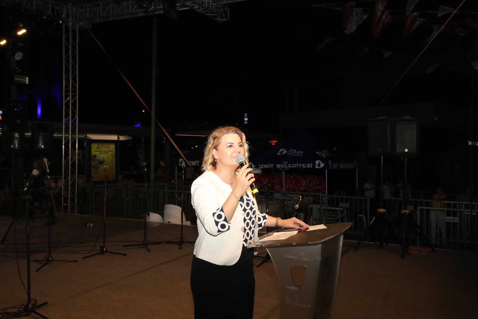 İzmit’te festival ateşi yakıldı, coşku tüm kenti sardı! (4) İzmit’te festival ateşi yakıldı, coşku tüm kenti sardı! (4)