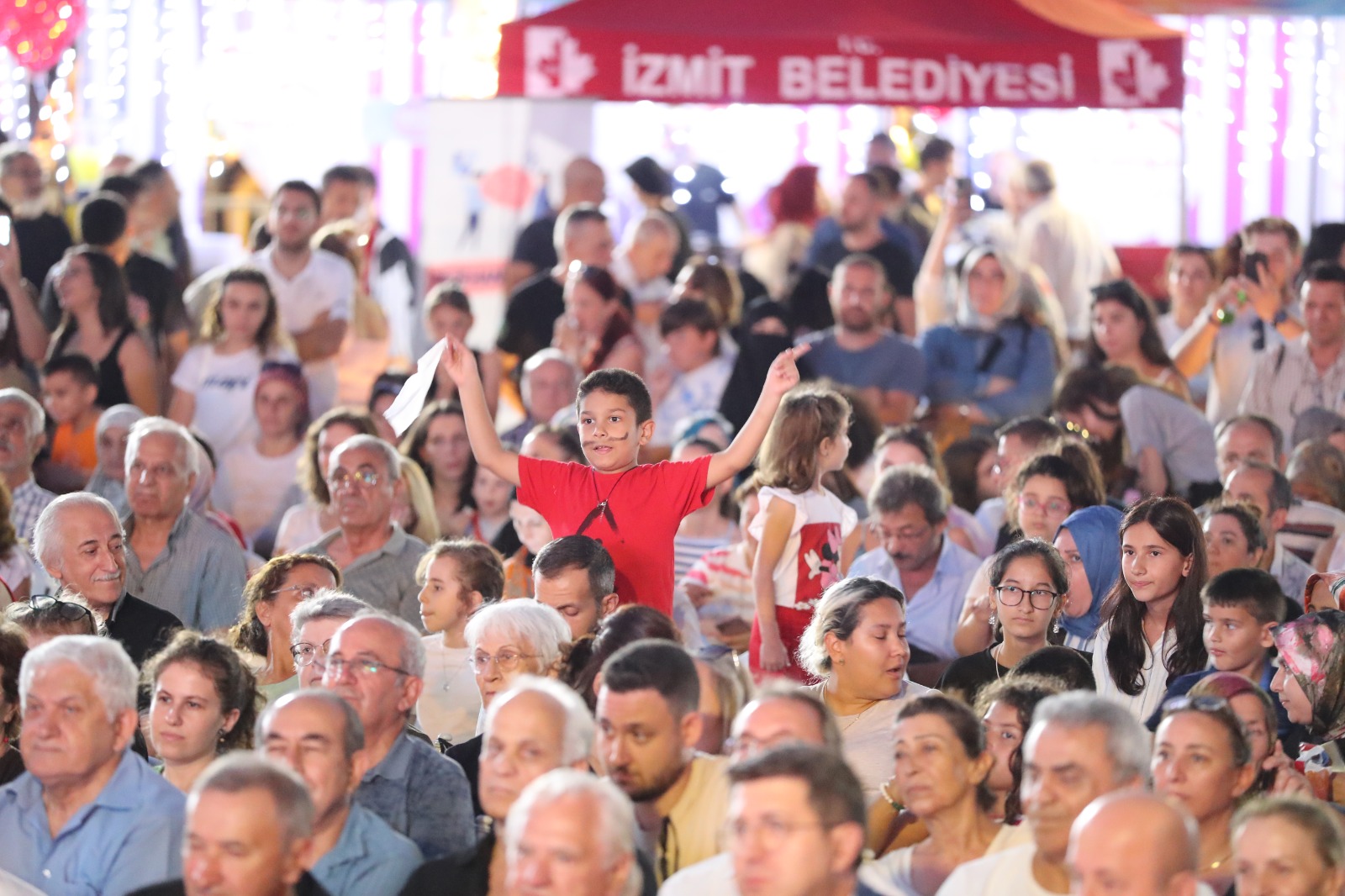 İzmit’te festival ateşi yakıldı, coşku tüm kenti sardı! (5) İzmit’te festival ateşi yakıldı, coşku tüm kenti sardı! (5)
