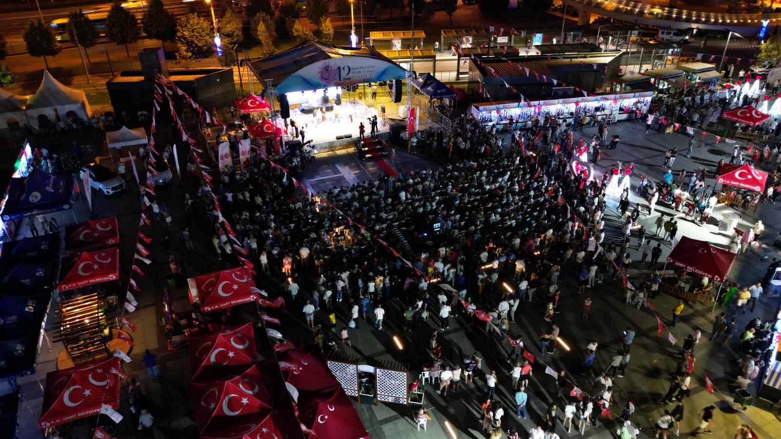 İzmit’te festival ateşi yakıldı, coşku tüm kenti sardı! (7) İzmit’te festival ateşi yakıldı, coşku tüm kenti sardı! (7)
