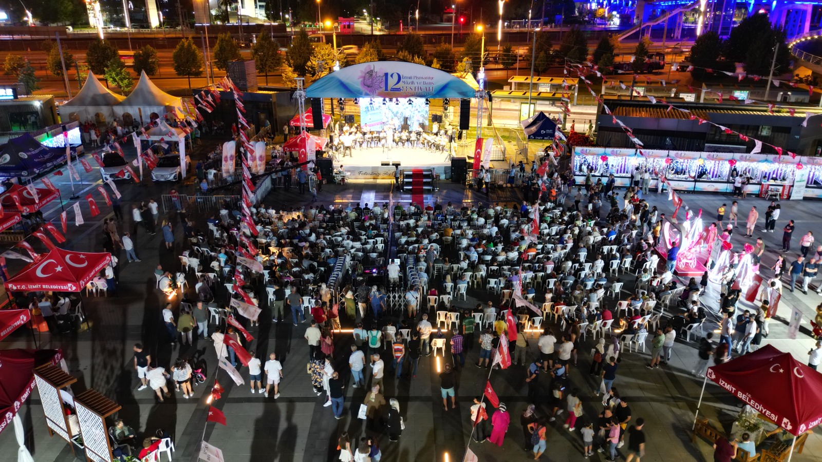 İzmit’te festival ateşi yakıldı, coşku tüm kenti sardı! (8) İzmit’te festival ateşi yakıldı, coşku tüm kenti sardı! (8)