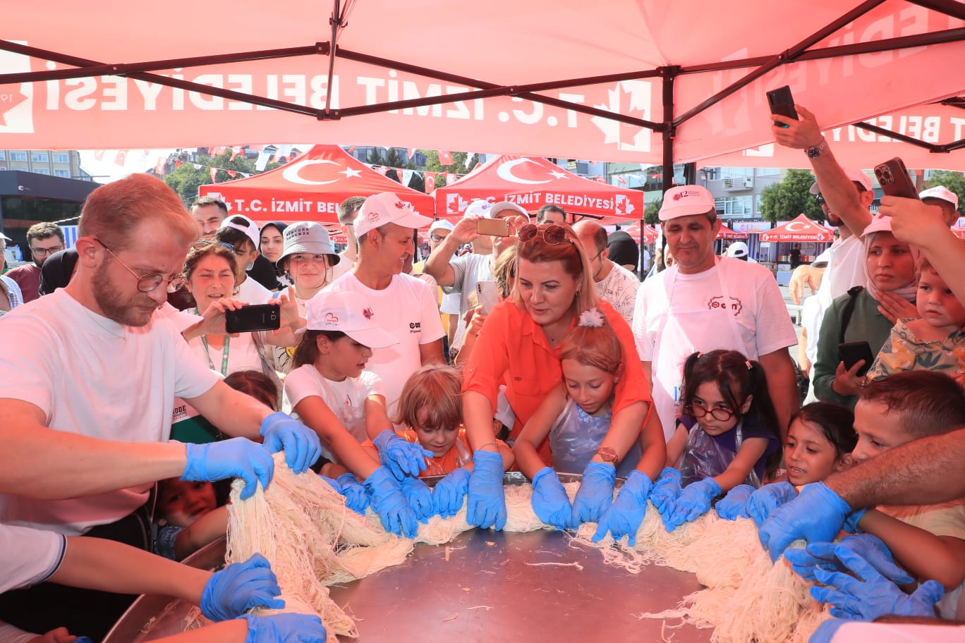MasterChef Tahsin Küçük, Pişmaniye Festivali’nde sevenleriyle buluştu (5)
