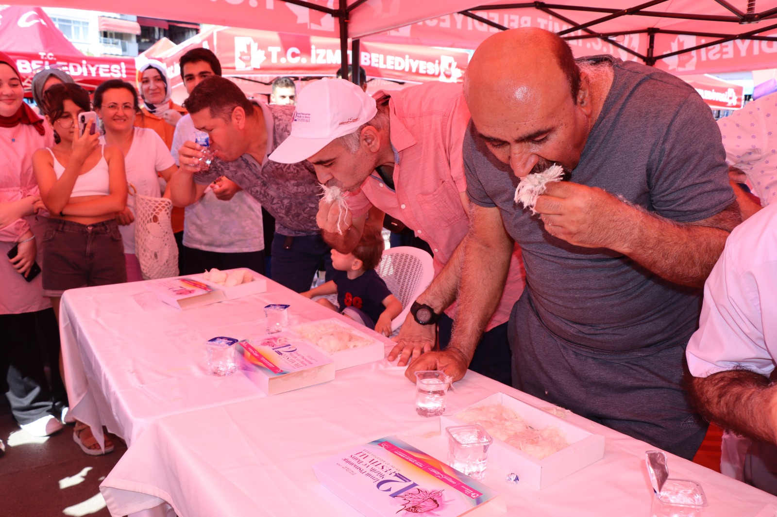 Pişmaniye yeme yarışmasında şampiyon belli oldu (7)