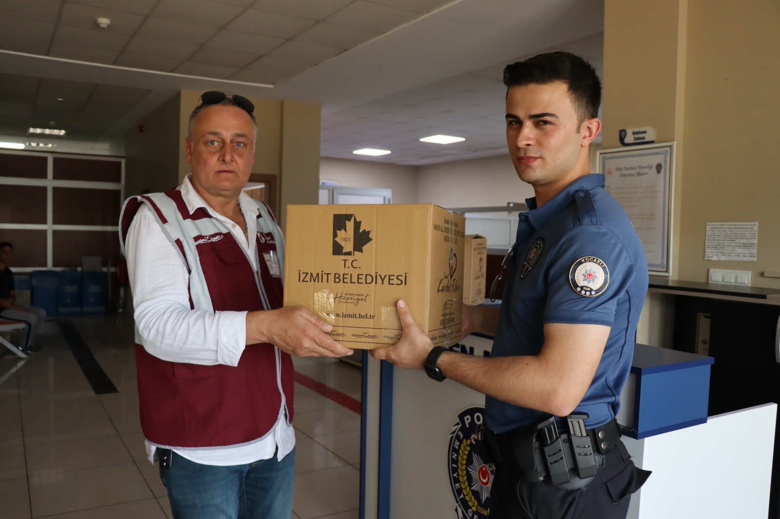 Polis merkezlerine aşure teslim edilirken