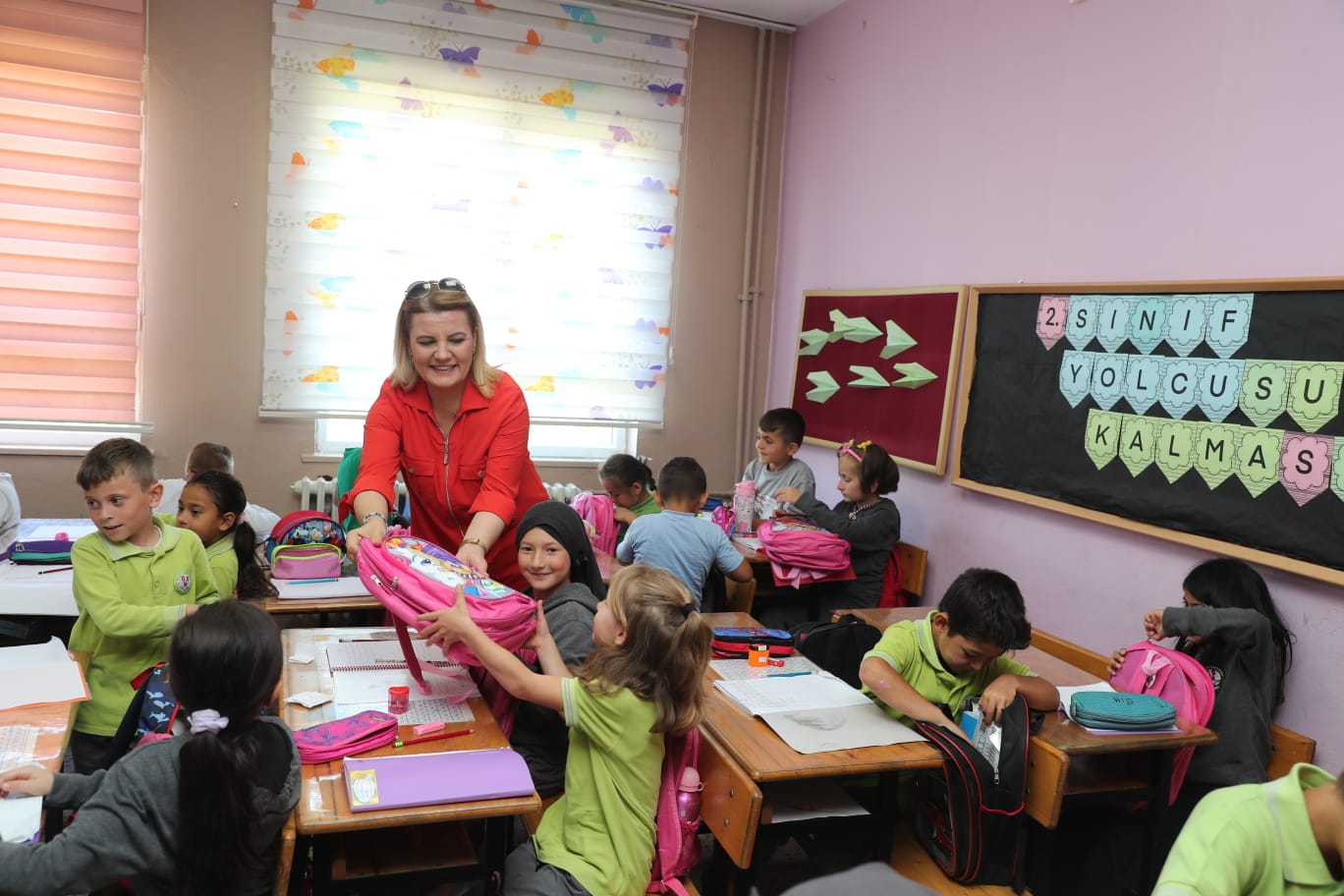 Başkan Hürriyet Hakkaniyeli öğrencilere hediyelerini takdim etti (2)